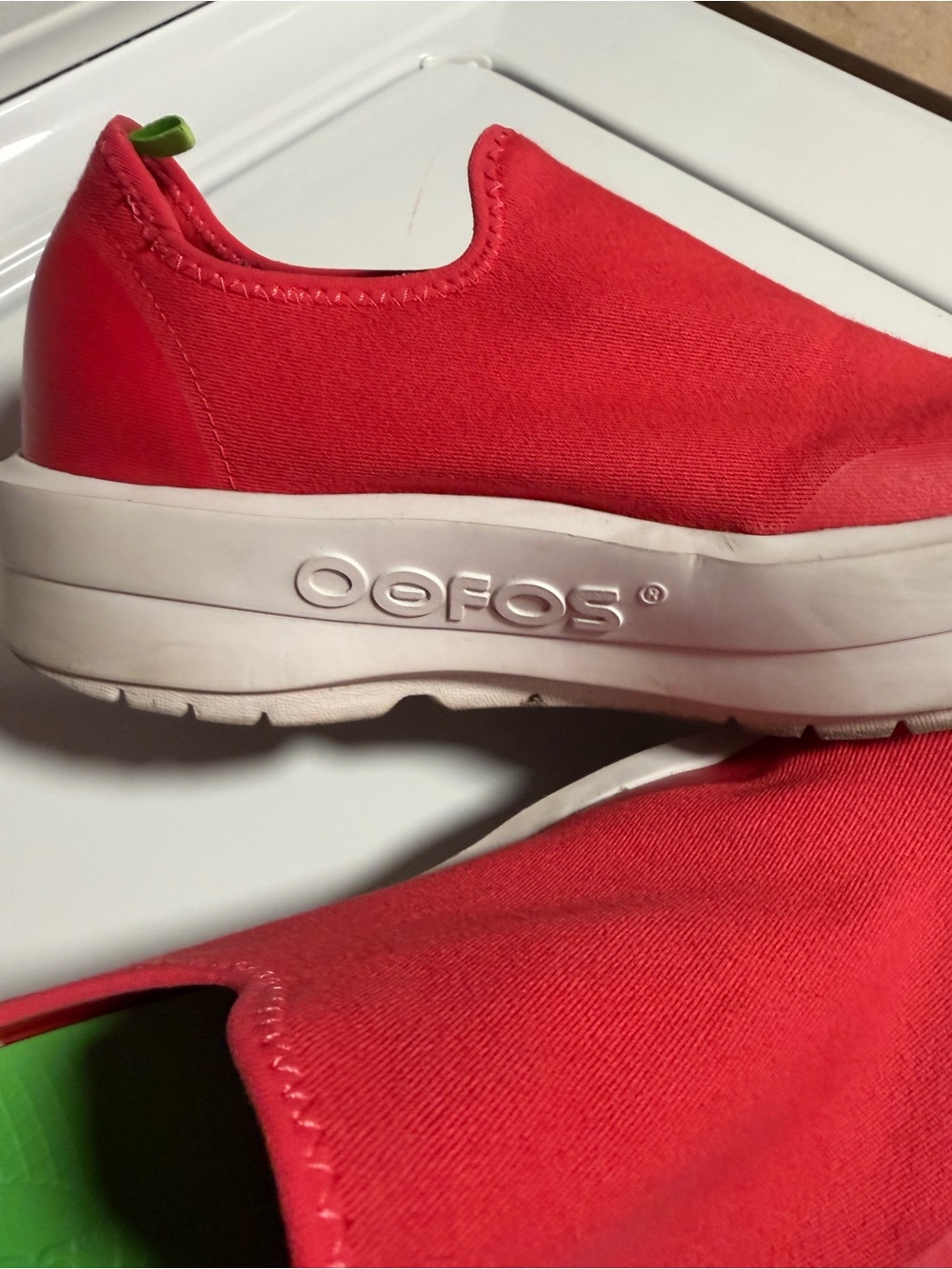 OOFOS Woman’s OOMG Eezee Slip on low Top recovery Shoe size 9 - Picture 2 of 9